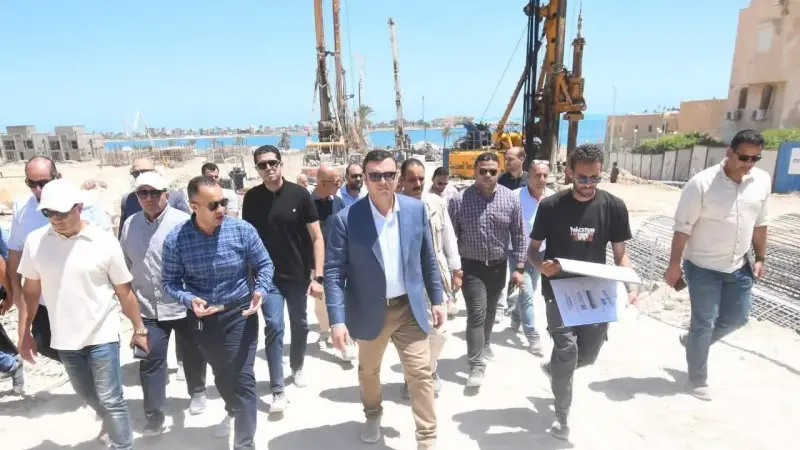 وزير الإسكان يتفقد مشروع بحيرات نيو مارينا والطرق والمداخل  بـمارينا الساحل الشمالي