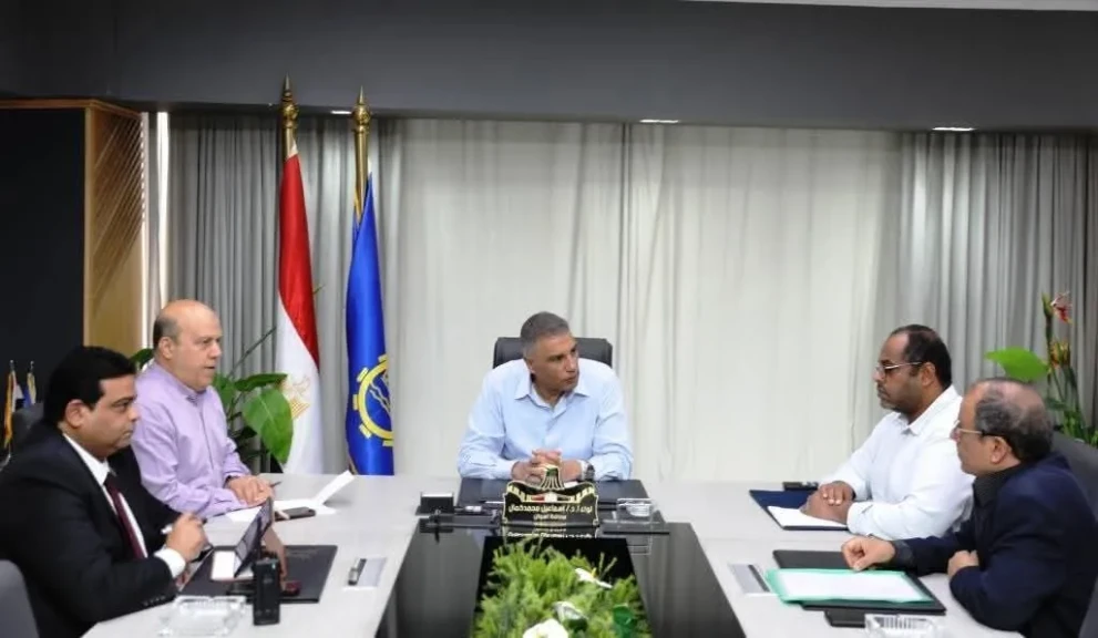 محافظ أسوان يعقد اجتماعا لدعم الكفاءات البشرية وإستكمال الهيكل الإدارى