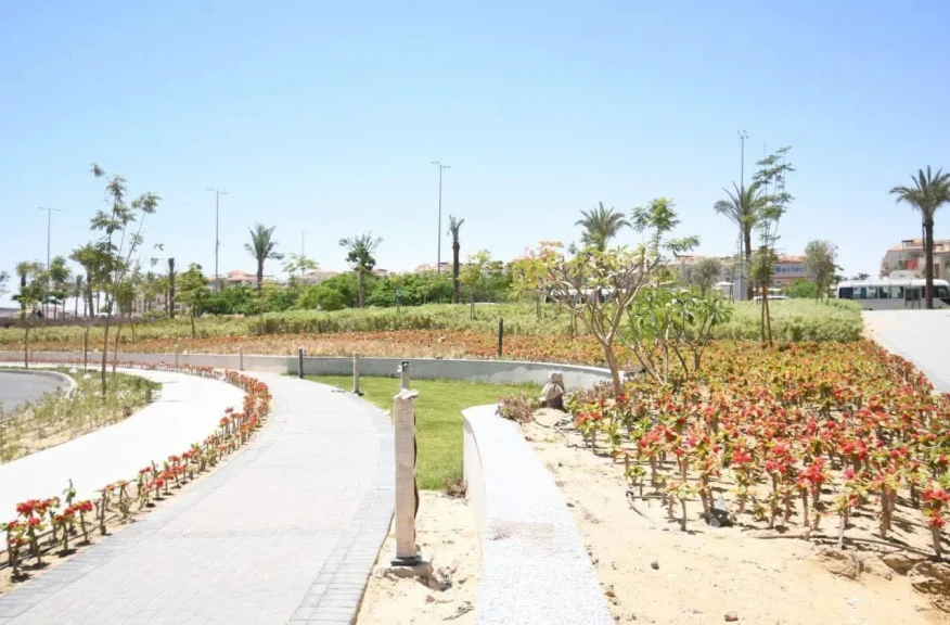 وزير الإسكان يواصل جولته  بتفقد كومباوند مزارين والحي اللاتيني بالعلمين الجديدة