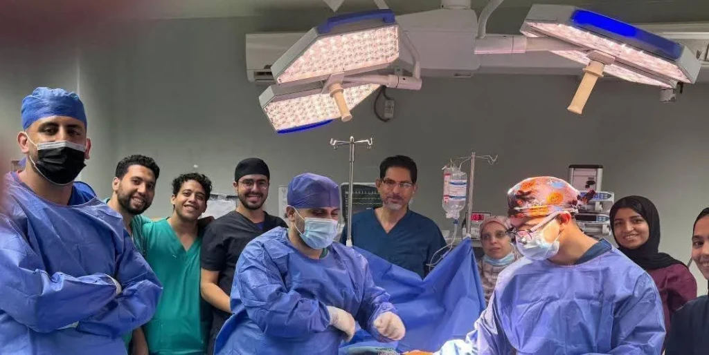 القاصد يعلن نجاح فريق طبي بالمستشفيات الجامعية في إجراء عملية جراحية لزراعة الشرايين التاجية