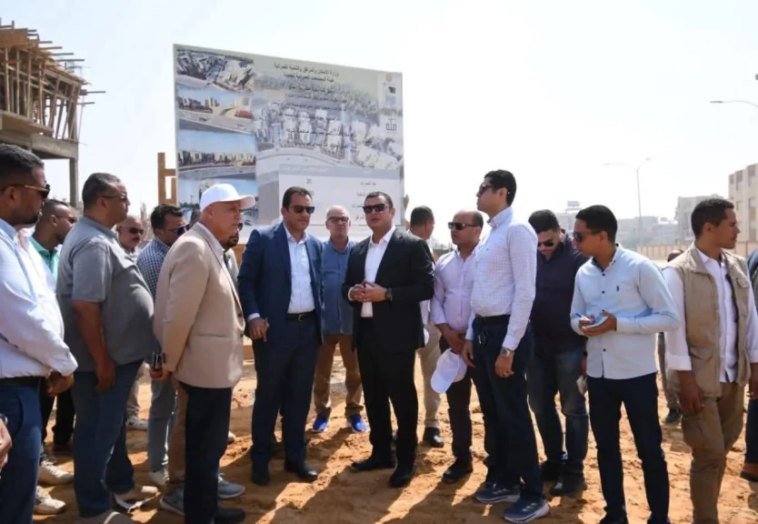 وزير الإسكان يبدأ جولة تفقدية بالعاشر من رمضان ويتفقد الطرق والمحاور ومشروع ديارنا