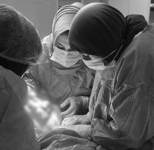 تدريسية في كلية طب المستنصرية تقوم باجراء عملية رفع الرحم والمبايض لمريضة في مستشفى اليرموك التعليمي