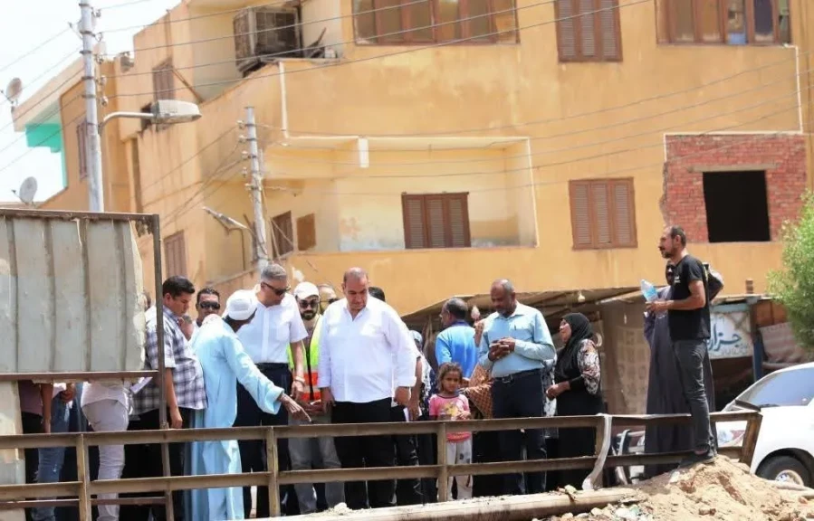 محافظ أسوان يتفقد الأعمال الجارية بمشروع تغطية مصرف السيل