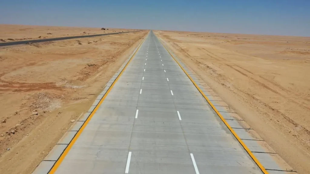 وزير الإسكان يعلن افتتاح وتشغيل القطاع الرابع من إزدواج طريق سيوة / مطروح بطول 50 كم