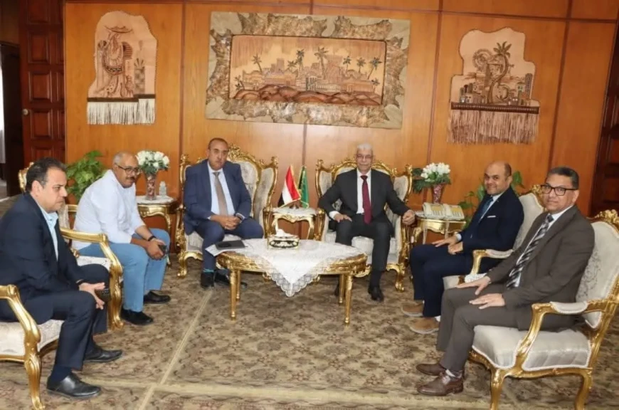 رئيس جامعة المنوفية يستقبل وفد شركة العبد