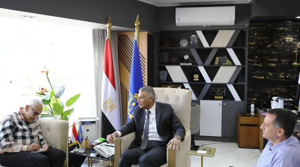 محافظ أسوان يلتقي بالمدير التنفيذي الجديد لمؤسسة أم حبيبه