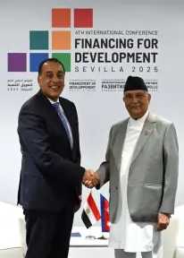 رئيس الوزراء يلتقي نظيره النيبالي خلال مشاركته في مؤتمر الأمم المتحدة لتمويل التنمية