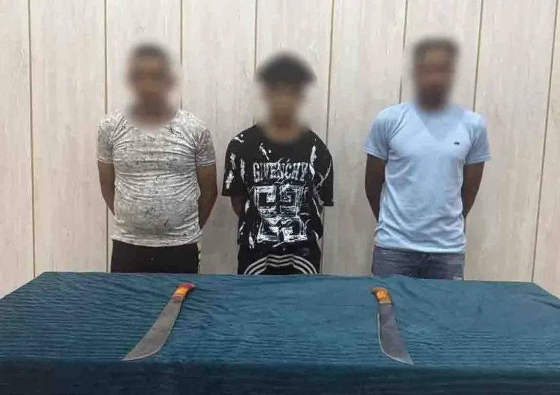 كشف ملابسات فيديو تضمن حمل مستقلي ”توك توك”  لأسلحة بيضاء والتلويح بها بالقاهرة.. وضبطهم