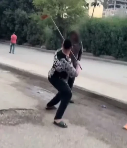 كشف ملابسات تصوير شخص لآخر حال تنمره على أحد  المشردين بالجيزة وضبط مرتكبي الواقعة
