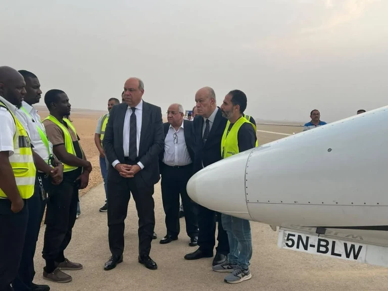 وزير الطيران المدني يتابع إجراءات التعامل مع حالة هبوط اضطراري لطائرة خاصة