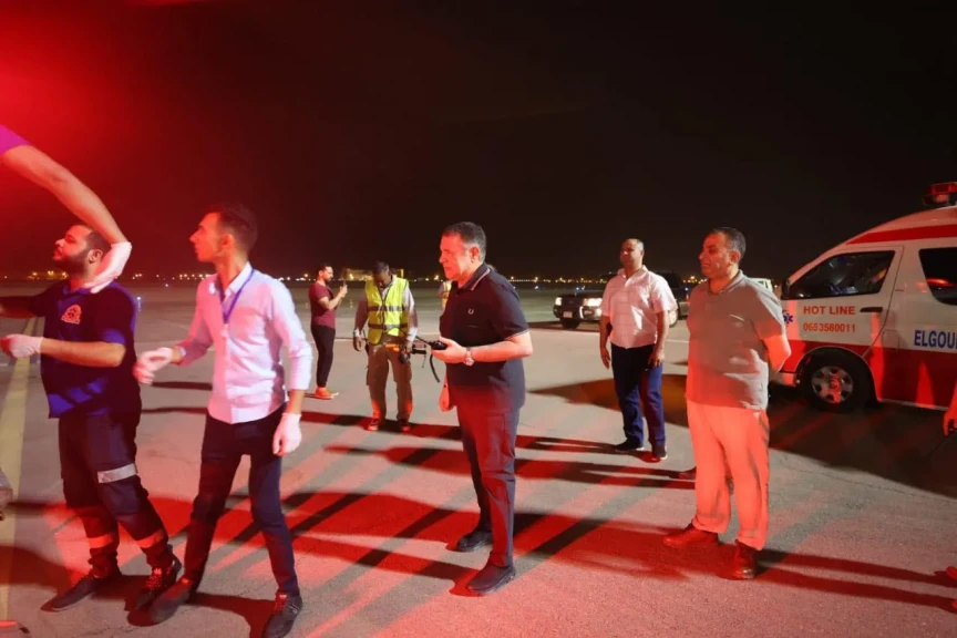 تحرك سريع واستقبال بمطار الجونة..محافظ البحر الأحمر ينتقل لموقع حادث حفار جبل الزيت ويزور المصابين الناجيين للاطمئنان عليهم