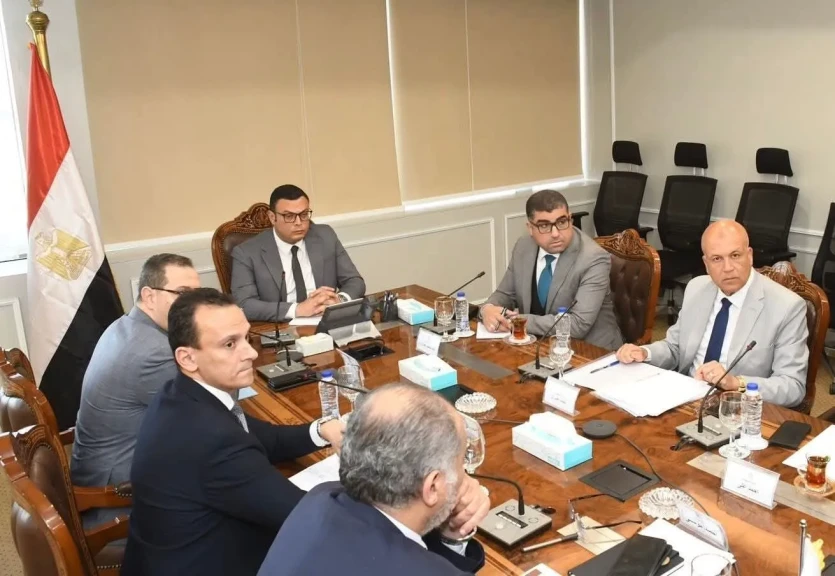 وزير الإسكان يتابع سير العمل بالمشروعات التنموية الجاري تنفيذها بمدينة السويس الجديدة
