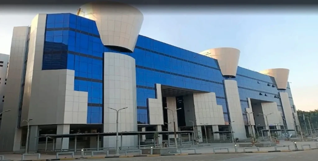 جامعة عين شمس : تمديد الاعتماد الدولي لكلية الصيدلة حتى 2029