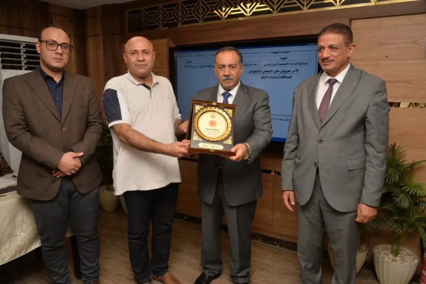 محافظ أسيوط يكرم رئيس حي غرب ومدير المشاركة المجتمعية