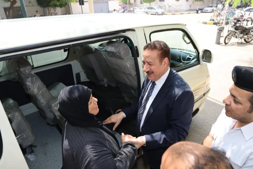 محافظ المنوفية يسلم سيارة ميكروباص جديدة ” لصاحبة سيارة حادث الإقليمي