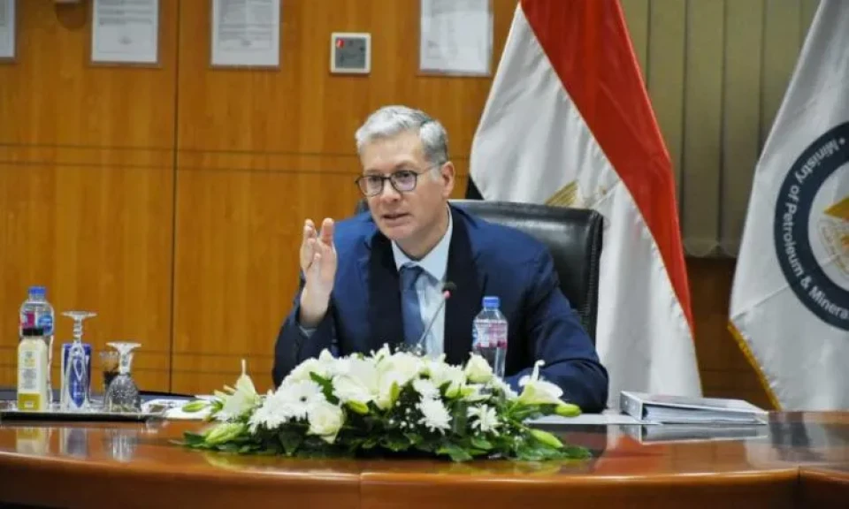 وزير البترول يتابع تداعيات حادث البارج البحري بخليج السويس
