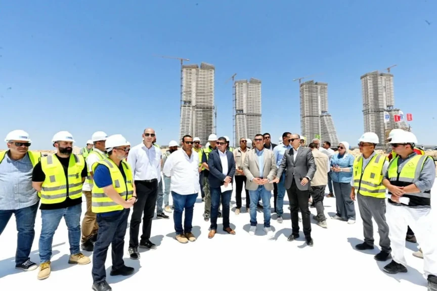 وزير الإسكان يتفقد موقف تنفيذ أبراج ”الداون تاون وبحيرات كريستال لاجون
