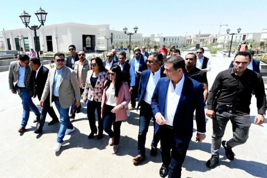 وزير الإسكان يصطحب وزراء التخطيط والتنمية المحلية والزراعة بجولة تفقدية بالعلمين الجديدة
