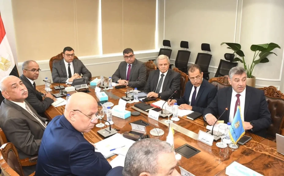 وزير الإسكان يتابع موقف مشروعات مياه الشرب والصرف الصحي  بمحافظة المنيا