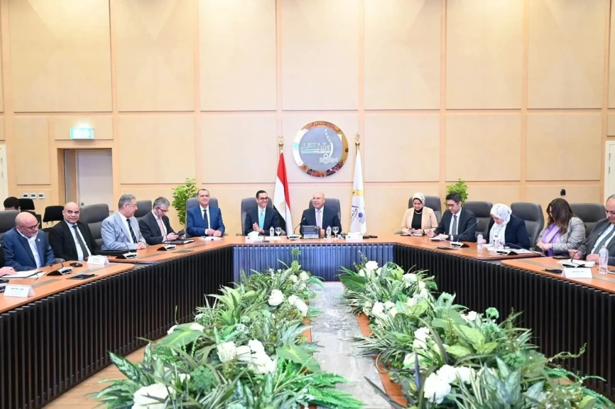وزير الصناعة والنقل يستعرض التعديلات الجديدة في البرنامج الوطني لتنمية صناعة السيارات