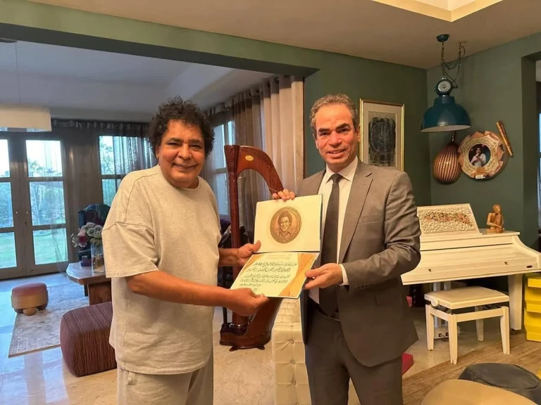 الفنان الكبير محمد منير يتسلم وسام ماسبيرو للإبداع