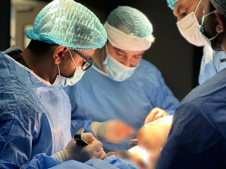 تدريسي في كلية طب المستنصرية ينجح باجراء عملية مميزة لإعادة زراعة الحالبين لمريض في مستشفى اليرموك التعليمي