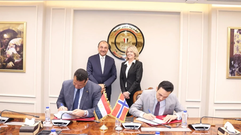 توقيع اتفاق بين ”مصر للألومنيوم” وشركة المشروع التابعة ل”سكاتك” المنفذة للمحطة الشمسية لمجمع  الألومنيوم بنجع حمادي