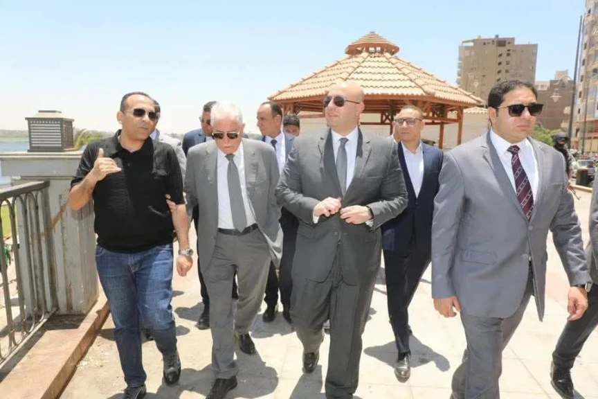 محافظ بني سويف يصطحب مستشار رئيس الجمهورية  للتنمية المحلية في جولة بالممشى السياحي