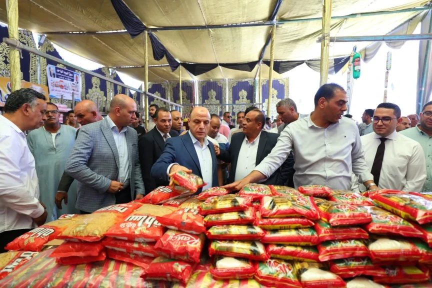 محافظ كفرالشيخ يتفقد سوق «اليوم الواحد» بالحامول لتوفير السلع الغذائية والاستهلاكية