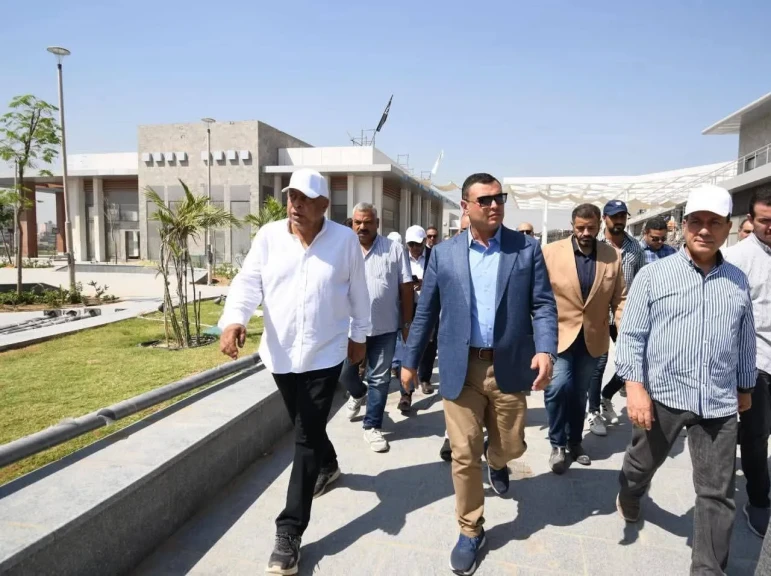 وزير الإسكان يتفقد المنطقة الاستثمارية ومشروع الأرينا بحدائق تلال الفسطاط
