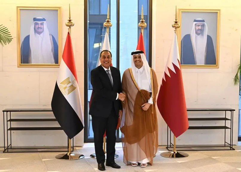 رئيس الوزراء يبحث مع نظيره القطري دعم الاستثمارات المشتركة