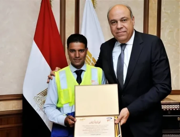 وزير الطيران المدني يكرم موظفا بمطار القاهرة الدولي على أمانته