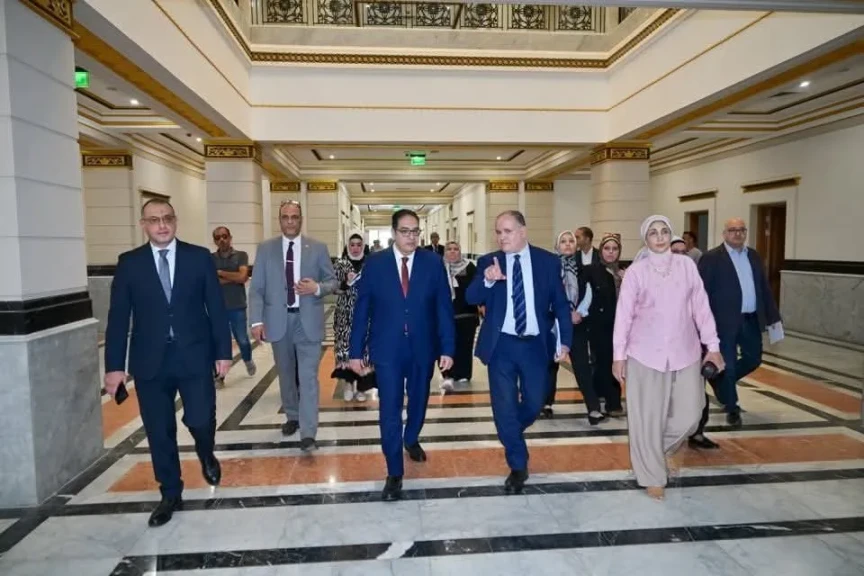 رئيس جامعة القاهرة يتفقد مقر الجامعة الأهلية بمدينة السادس من أكتوبر