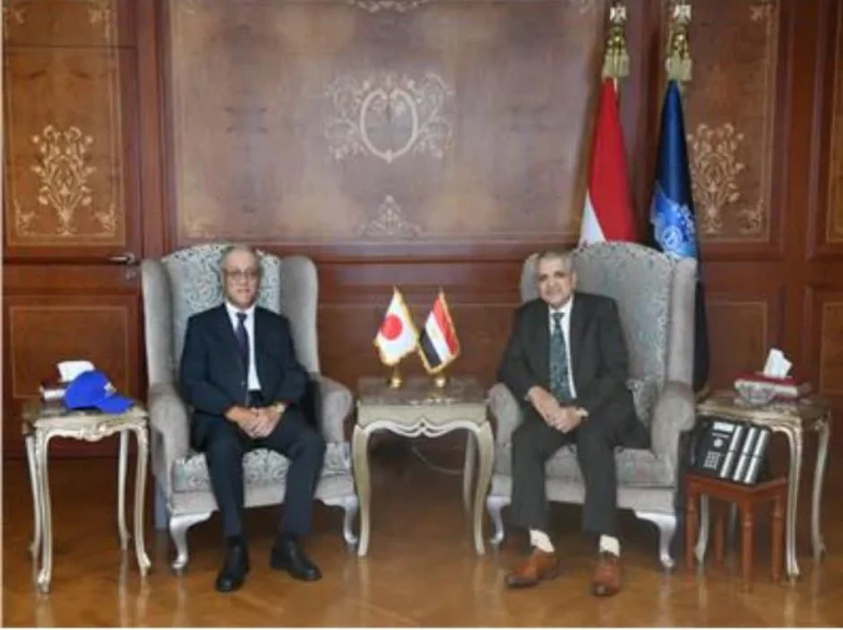 رئيس هيئة قناة السويس يبحث التعاون في مجالات التدريب والتسويق مع سفير اليابان