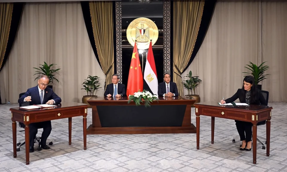 رئيس الوزراء ورئيس مجلس الدولة الصيني يشهدان مراسم توقيع مجموعة وثائق لتعزيز التعاون المشترك بين البلدين 