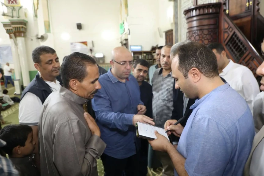 محافظ بني سويف يلتقي المواطنين ويستمع لمطالبهم خلال أدائه صلاة الجمعة