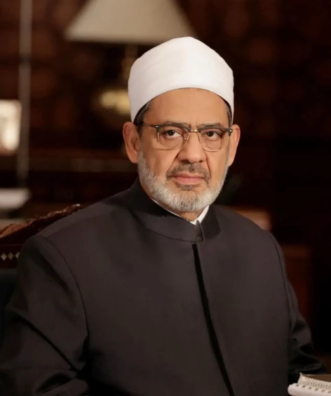 شيخ الأزهر يعزي رئيس المجلس الأعلى للشئون الإسلامية البحريني في وفاة شقيقته