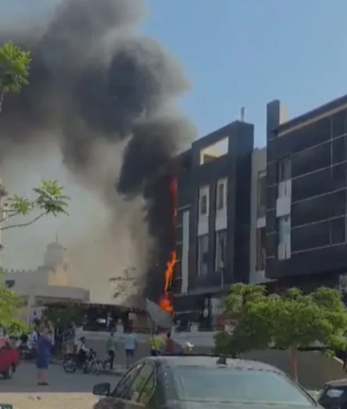 السيطرة على حريق بأحد المراكز التجارية الشهيرة بالشيخ زايد دون إصابات