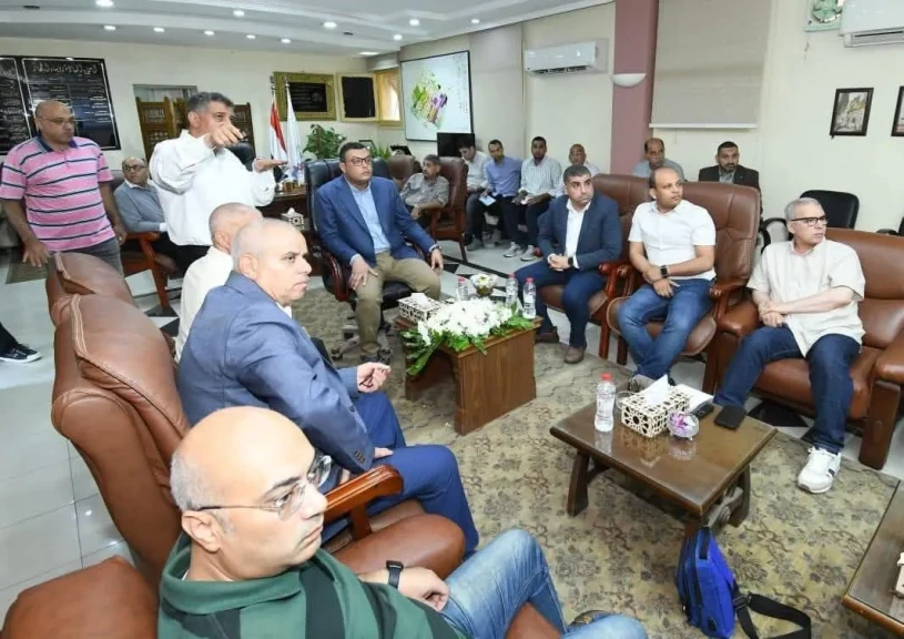 وزير الإسكان يعقد اجتماعاً بمقر جهاز مدينة السادات