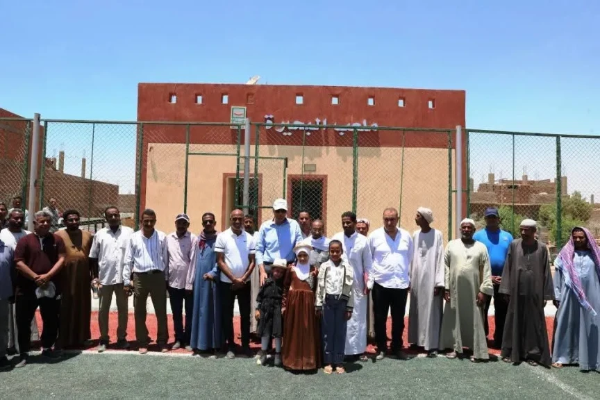 محافظ أسوان يتفقد الملعب القانوني لكرة القدم بمركز شباب البحيرة بإدفو