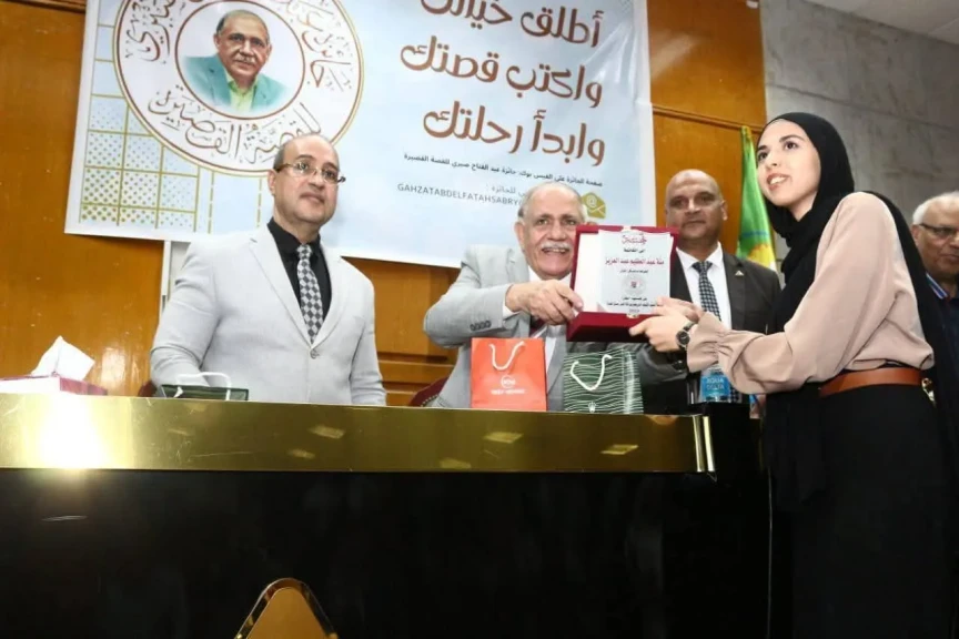 أمانة جائزة عبد الفتاح صبري للقصة القصيرة تكرم رئيس جامعة المنوفية