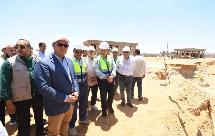 وزير الإسكان يتفقد محاور الطرق ومحطة تنقية مياه الشرب الجديدة بمدينة السادات