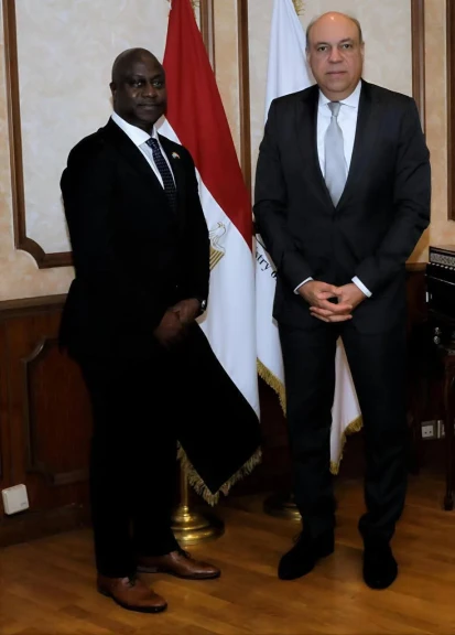 وزير الطيران المدنى يبحث مع نظيره السيراليوني آفاق التعاون المشترك في مجالات الطيران المدنى المختلفه