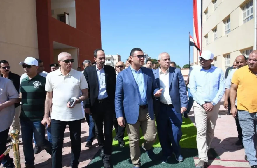 وزير الإسكان يتفقد الطرق والمحاور ومحطة رفع صرف صحي بمدينة النوبارية الجديدة