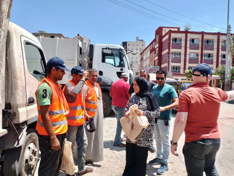 تكريم عمال النظافة و توزيع شنط مواد غذائية ومستلزمات عمل تقديرًا لجهودهم