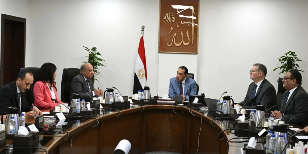 رئيس الوزراء يتابع عدداً من الملفات مع وزيري الكهرباء والبترول