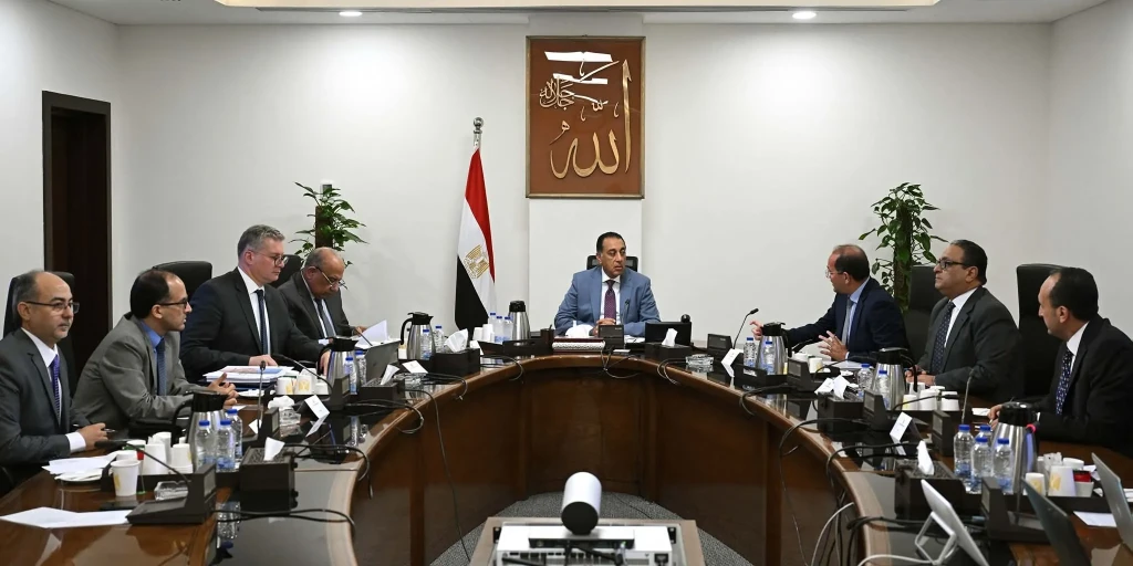 رئيس الوزراء يتابع إجراءات توفير الاعتمادات المالية المطلوبة للمواد البترولية