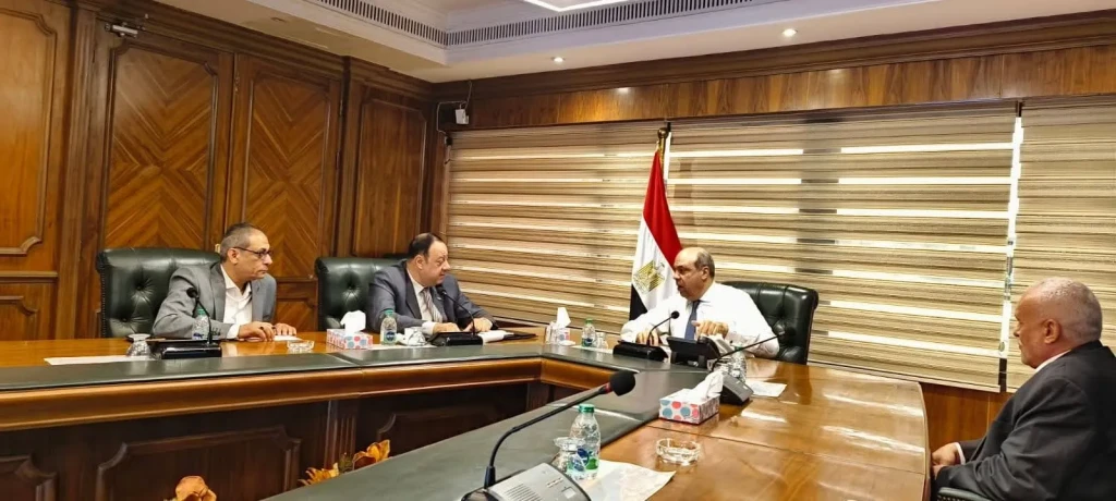 وزير الطيران المدني يجتمع بأعضاء اللجنه النقابية لوزارة الطيران المدني