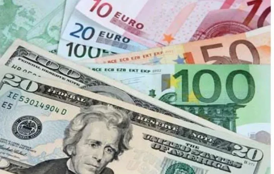 اليورو يتراجع والدولار يرتفع بعد تهديدات ترامب بفرض رسوم جمركية بنسبة 30%