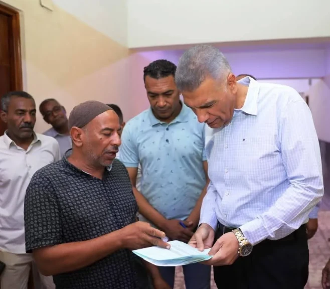محافظ أسوان يوجه بالتنسيق لتوفير الأوراق والمستنداث الثبوتية بالمراكز المتنقلة للأحوال المدنية